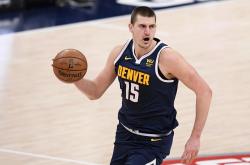 开云官网-老鹰客场险胜掘金，年轻球员逐渐展现实力的简单介绍