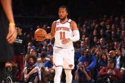 开云体育官网-包含骑士祸不单行，詹姆斯进球不中被判犯规致命失误的词条