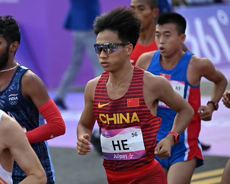 中国运动员夺得亚运会田径男子110米栏金牌